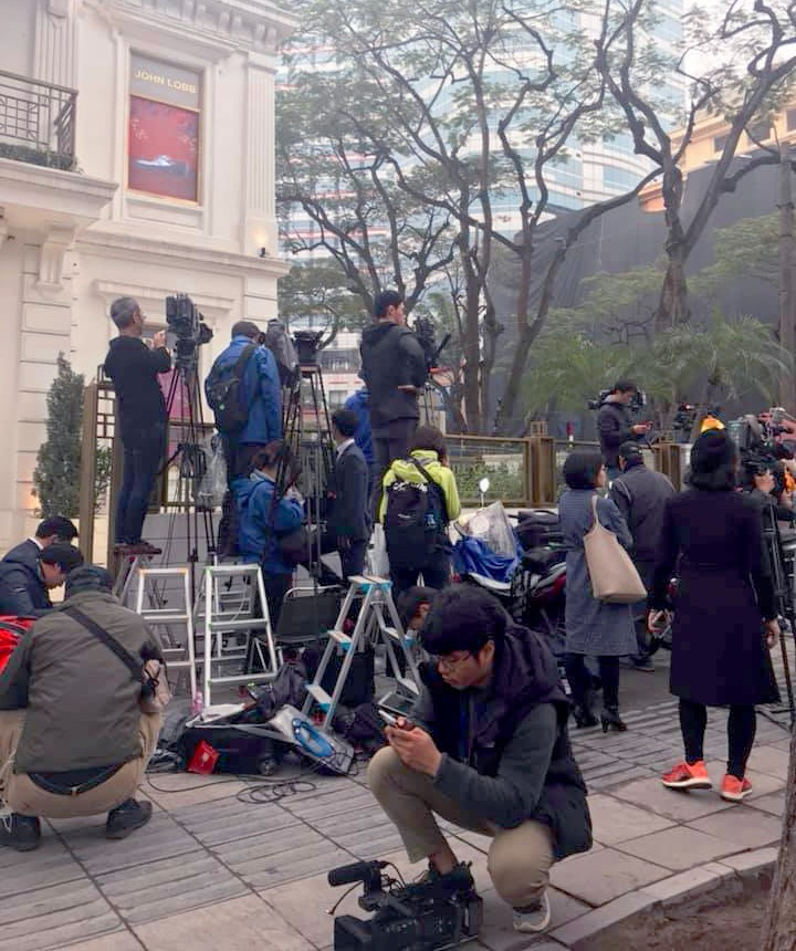 Phóng viên đông và ai cũng muốn chọn cho mình vị trí đẹp để tác nghiệp ở Hội nghị thượng đỉnh Mỹ-Triều nên không hiếm các trường hợp chọn chỗ "oái oăm" đã được ghi lại.