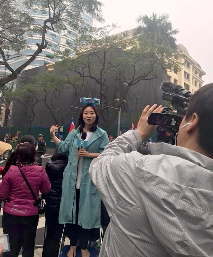 Nữ BTV Hàn Quốc có chiếc nơ vô cùng đẹp nhưng nhìn xuống chân thì cô ấy đã chọn cho mình một chiếc ghế khá cao để tác nghiệp.