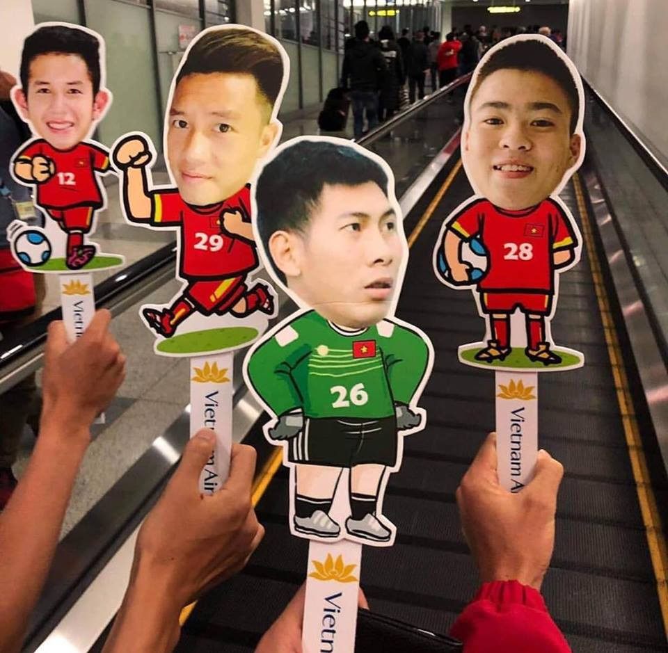 Bên cạnh những chú búp bê những ticker với từng cầu thủ cũng được chuẩn bị sẵn để tặng các cầu thủ.