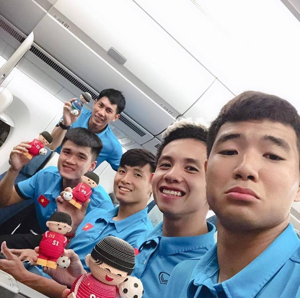 Đây là những chiếc búp bê được đặt làm sẵn và đặt trên từng vị trí ngồi của các cầu thủ đội tuyển Việt Nam trên chuyến bay trở về từ Malaysia.