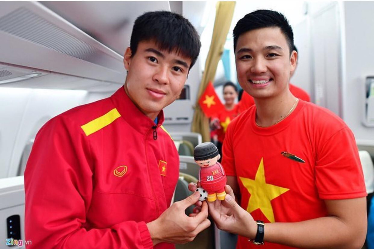 Chính tay các tiếp viên hàng không trên chuyến bay đưa đội tuyển Việt Nam từ Malaysia trở về đã tặng búp bê cho cầu thủ ngay khi họ lên chuyên cơ.