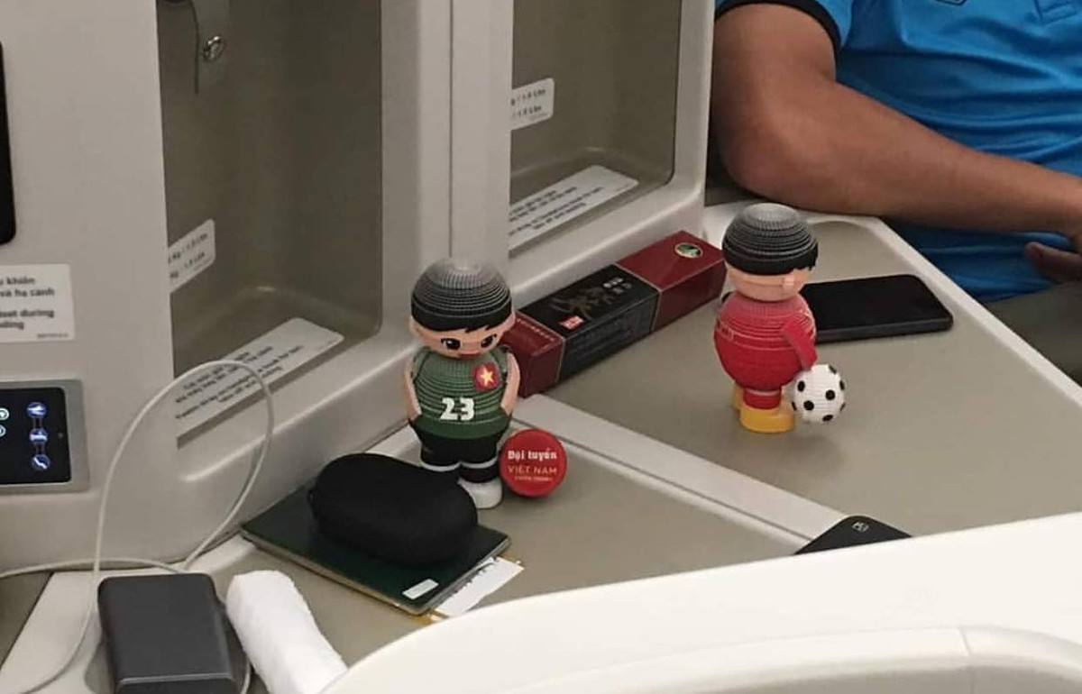 Vị trí ngồi của thủ môn Văn Lâm đã được đặt sẵn một chú búp bê có số áo của mình.