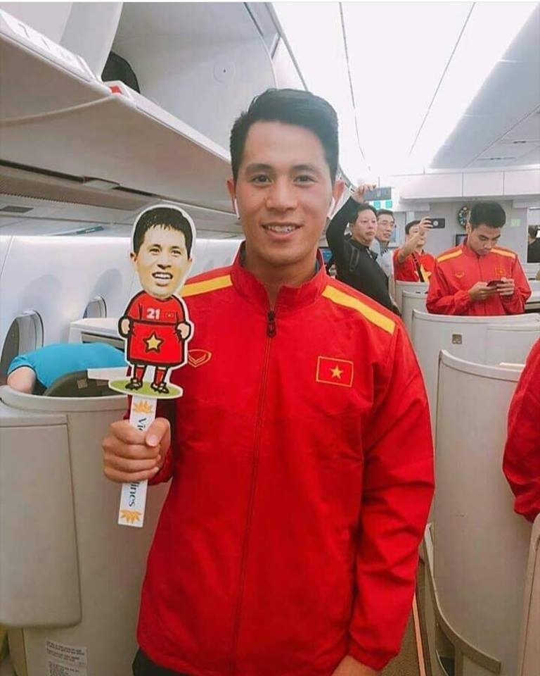 Đình Trọng khoe tấm ảnh với ticker có gương mặt của mình.