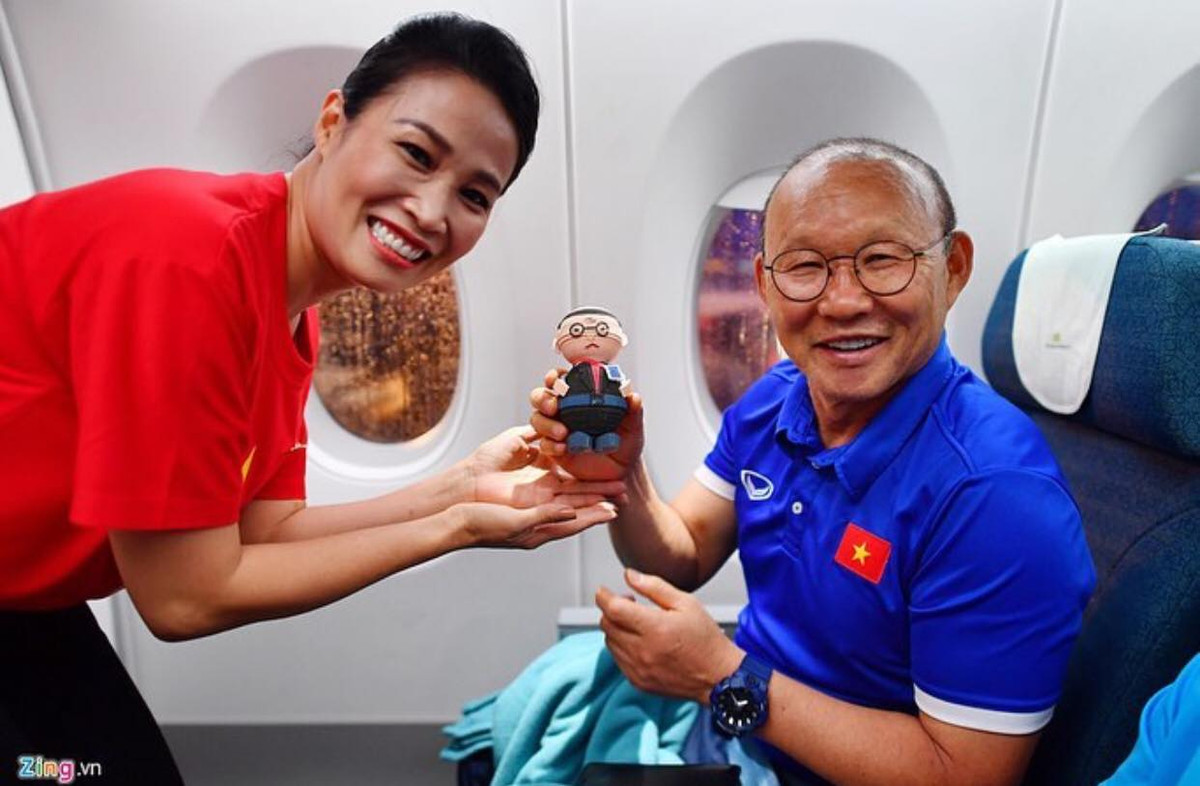 Ngay sau khi các tuyển thủ đội tuyển Việt Nam xuất hiện ở cửa ra khu A2 Quốc tế, NHM đã rất tò mò với những món quà xinh xinh trên tay.