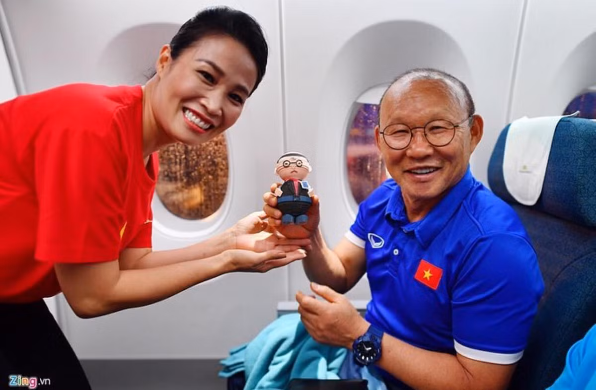 Ngay sau khi các tuyển thủ đội tuyển Việt Nam xuất hiện ở cửa ra khu A2 Quốc tế, NHM đã rất tò mò với những món quà xinh xinh trên tay.