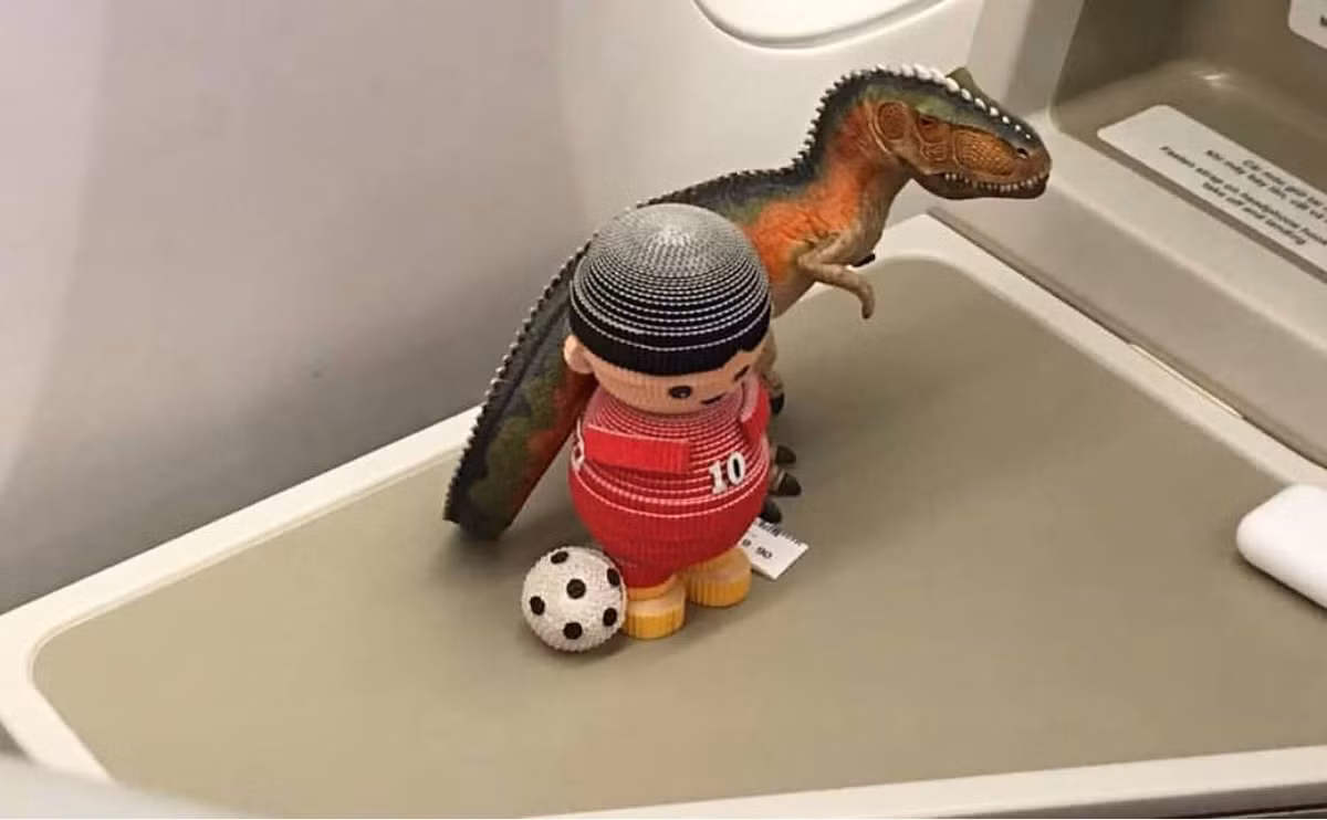 Ngay sau khi nhận được món quà xinh xắn, các cầu thủ đội tuyển Việt Nam đã nhanh tay chia sẻ ngay trên trang mạng xã hội của mình và nhận được sự thích thú của dân mạng.