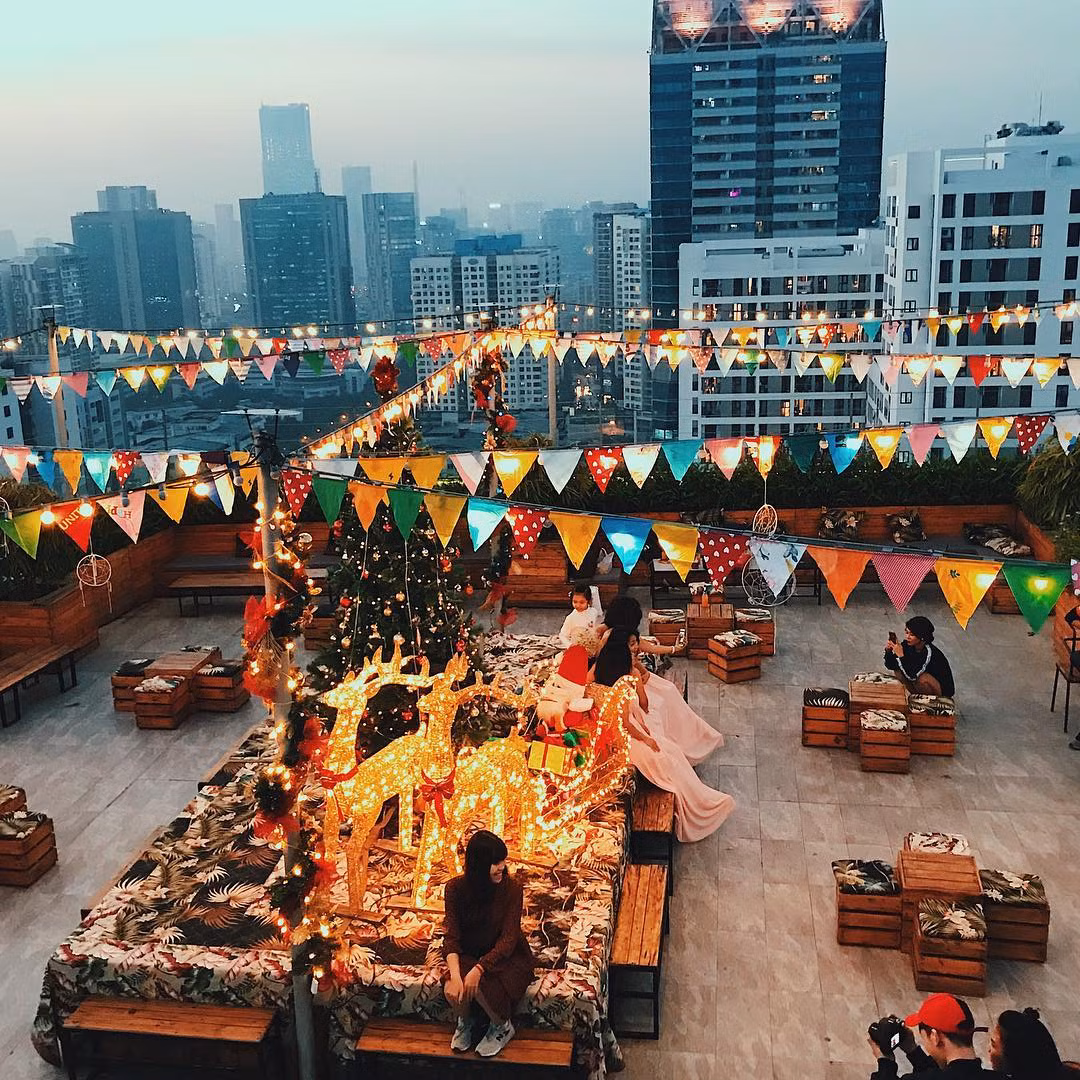 Đầu tiên hãy đến với Trill Group, đây được giới trẻ gọi là thánh địa sống ảo trên cao và đây cũng là quán cafe được đánh giá chịu khó mang không khí Noel tới sớm nhất cho khách hàng.