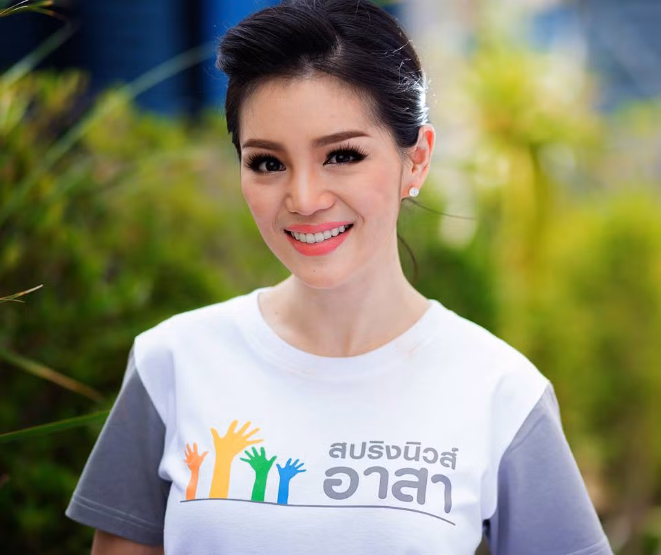 Đây là sự kiện gây sự chú ý lớn khi bà Watanya là phụ nữ đầu tiên nhận trọng trách trưởng đoàn bóng đá phụ trách một ĐT Nam ở Thái Lan.