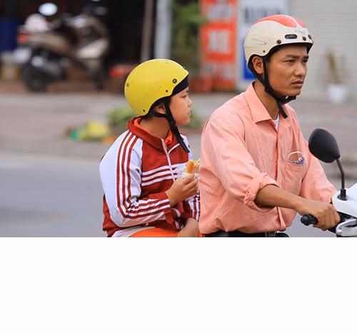 Ngoài ra, ở độ tuổi dậy thì, các bạn học sinh có xu hướng hướng nội nhiều hơn, ít chia sẻ với người khác, chưa có đủ kỹ năng để chống chọi, đối phó, vượt qua những áp lực trong học tập, trong các mối quan hệ tình cảm cũng có thể dẫn tới việc làm thiếu suy nghĩ.