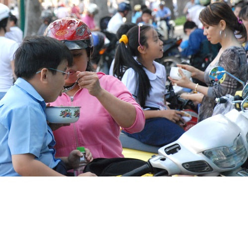 Đã từng có rất nhiều hội thảo, cuộc đàm thoại nói về vấn đề áp lực của học sinh, đã đề ra các phương thức giải quyết như gia đình và nhà trường cần giảm áp lực về học tập cho trẻ, tạo ra những chỗ dựa tâm lý cho các em để kịp thời chia sẻ, giúp các em tháo gỡ kịp thời những biến cố trong học tập, cuộc sống. Tuy nhiên, nói là vậy nhưng thực hiện trong thực tế thì chưa hề hiệu quả và có phần còn làm tình trạng xấu đi hơn nhiều.