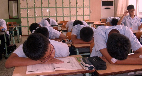 Phân tích sâu xa về vấn nạn học sinh tự tử gia tăng thời gian qua sau áp lực học tập trên trường lớp để các thầy, các cô có thành tích, có thi đua thì còn có trách nhiệm từ áp lực từ gia đình. nhiều bậc cha mẹ đặt quá nhiều kỳ vọng vào con. Khi trẻ không đạt được như kỳ vọng thì quay sang trách móc, mắng mỏ khiến trẻ bị sốc tâm lý, buồn bực, trầm cảm lâu dần không giải tỏa được đã tìm đến cái chết.