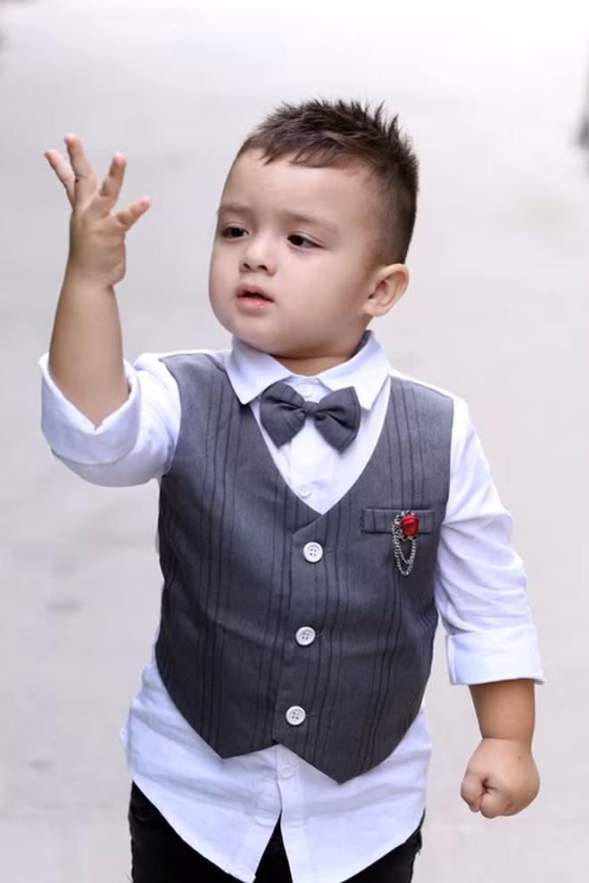 Có mẹ là người Việt và bố là người Đức nên Maxi được sở hữu một nét đẹp hoàn hảo giữa nét của người Á Đông lẫn nét của người châu Âu. Nhìn vào hai gò má phúng phính, đôi môi nhỏ xinh cùng cặp mắt to tròn của cậu bé khiến ai cũng chỉ muốn nựng.