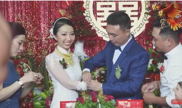 Người trực tiếp chụp ảnh cho cho cô dâu vàng đeo trĩu cổ ở Hậu Giang này cho biết: số vàng mà cô dâu nhận được ước lượng vào khoảng 1kg. Không chỉ riêng quà hồi môn của cha mẹ, người thân, cô dâu xinh đẹp này còn nhận được món quà giá trị từ vị hôn phu của mình.