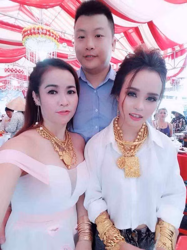 Vị lãnh đạo này cũng thông tin, trong các đám cưới ở địa phương, người dân vẫn có tục lệ trao tặng vàng cho con gái trước khi về nhà chồng để lấy may mắn. Tuy nhiên, đây là lần đầu tiên, một đám cưới được trao tặng nhiều vàng đến vậy.