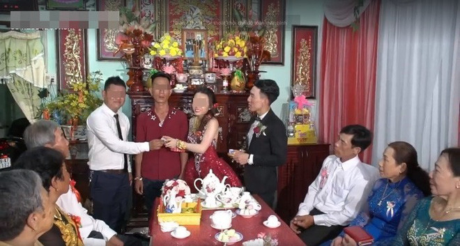 Theo tìm hiểu được biết, đám cưới trên diễn ra vào ngày 6/3, tại huyện Trần Văn Thời, Cà Mau. Chú rể sinh năm 1988, là con trai của một chủ vựa hột vịt lớn có tiếng trong huyện kết đôi với cô dâu bằng tuổi, hiện đang là sinh viên trường Y. Người em này cũng cho biết, trong đám cưới, cô dâu, chú rể được tặng 115 cây vàng cùng hột xoàn trị giá 200 triệu. Toàn bộ số vàng này là do bố mẹ và các anh chị chú rể tặng.