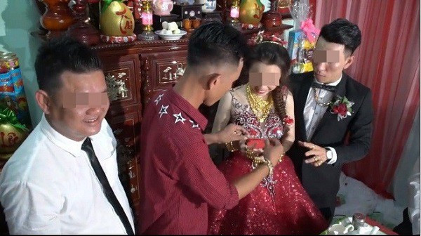 Một đám cưới ở Cà Mau được vào đầu tháng 3/2018 đã khiến dư luận được phen xôn xao. Điều đáng chú ý là cô dâu, chú rể được người thân trao tặng rất nhiều vàng, đến mức trĩu cổ và đeo kín cả hai tay.