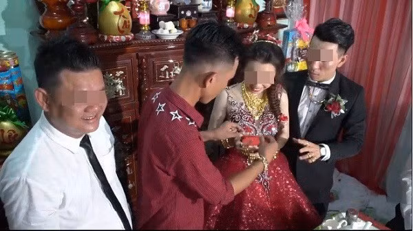 Một đám cưới ở Cà Mau được vào đầu tháng 3/2018 đã khiến dư luận được phen xôn xao. Điều đáng chú ý là cô dâu, chú rể được người thân trao tặng rất nhiều vàng, đến mức trĩu cổ và đeo kín cả hai tay.