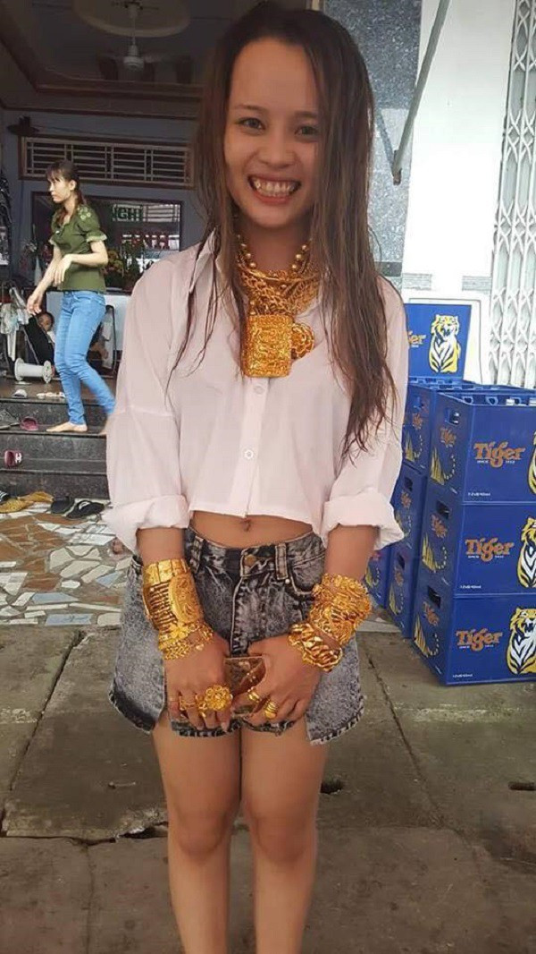 Tháng 9/ 2018, dân mạng lại được phen hoa mắt chóng mặt với một đám cưới miền Tây, ở chợ 7 ngàn nhỏ, thuộc tỉnh Hậu Giang. Tất cả mọi thứ trong đám cưới này sẽ bị lu mờ bởi màn trao của hồi môn của gia đình nhà gái gây choáng váng.