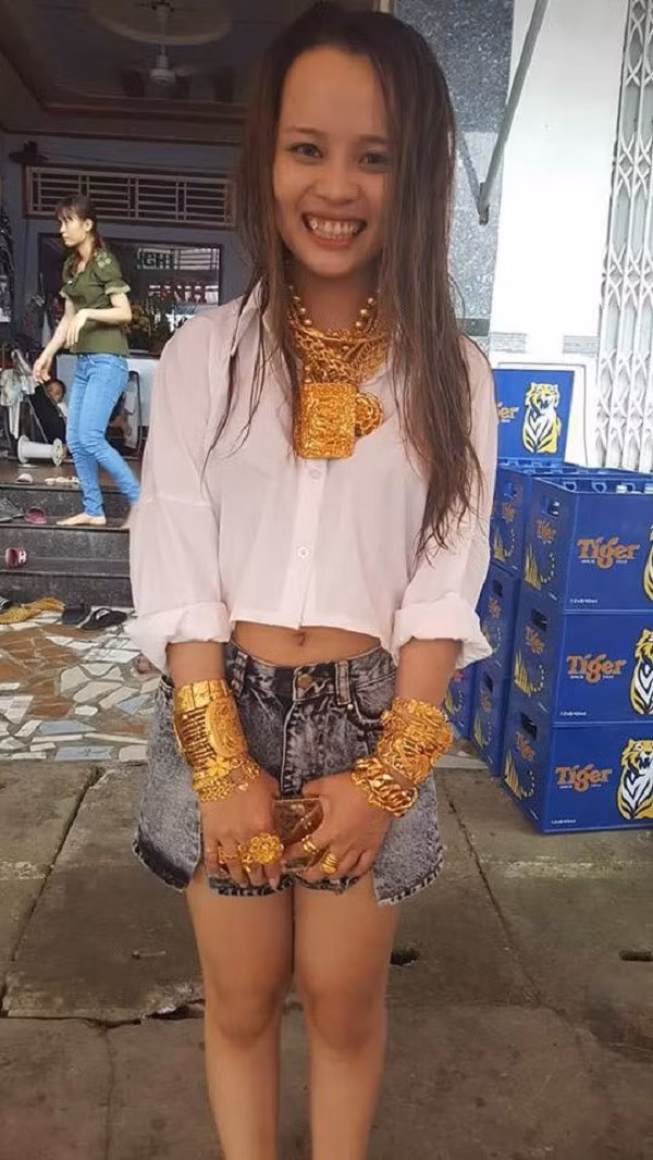 Tháng 9/ 2018, dân mạng lại được phen hoa mắt chóng mặt với một đám cưới miền Tây, ở chợ 7 ngàn nhỏ, thuộc tỉnh Hậu Giang. Tất cả mọi thứ trong đám cưới này sẽ bị lu mờ bởi màn trao của hồi môn của gia đình nhà gái gây choáng váng.