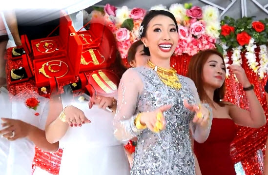 Tuy nhiên, con số cụ thể được tiết lộ đó là trong đám cưới, chú rể tặng cô dâu 21 cây vàng, hột xoàn. Tổng cộng cô dâu đeo trên người khoảng 30 cây vàng. Ngoài ra, đôi trẻ còn được nhận thêm 70.000 đôla Singapore làm của hồi môn.