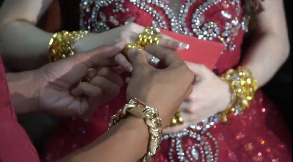 Theo chia sẻ của người đăng tải clip, giá trị những món trang sức mà cô dâu Cà Mau được tặng lên tới hơn 100 cây vàng. Đây quả thực là con số "khủng" đối với quà hồi môn của một đám cưới.