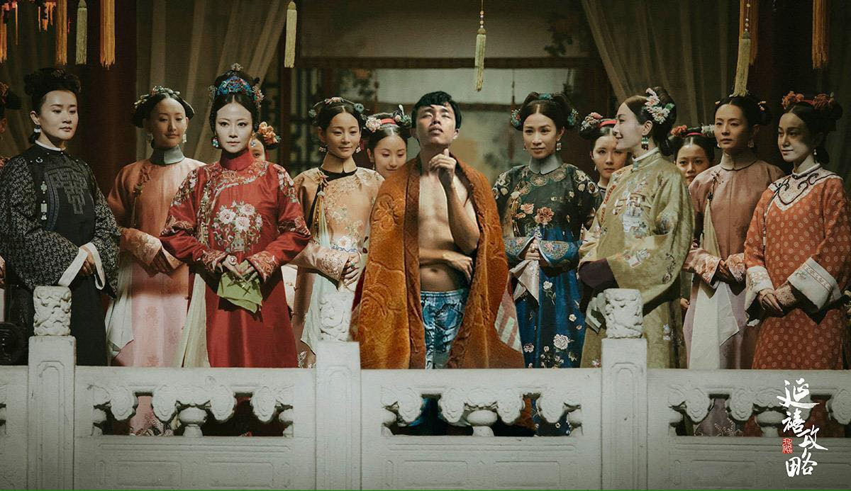 Dàn cung tần, mỹ nữ của Diên Hy Công Lược đứng xung quanh Mai Xuân Huy.