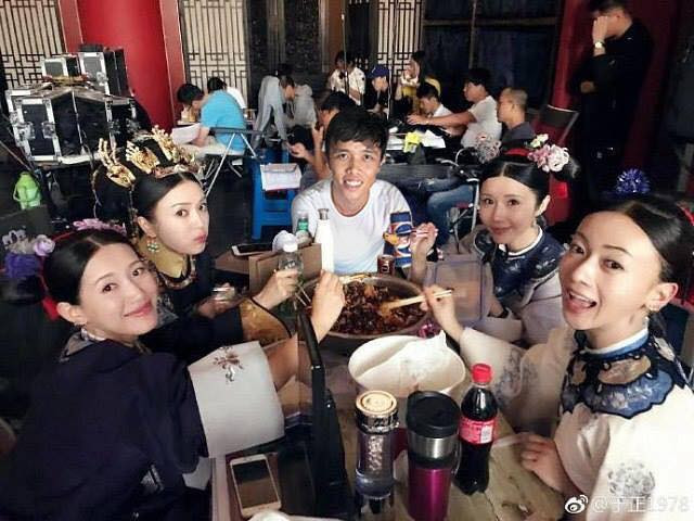 Cùng nhau ăn lẩu với dàn diễn viên Diên Hy Công Lược.