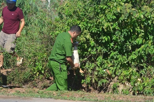 Nhiều cảnh sát phải trực tiếp đi lùa vịt, một số khác trực tiếp đi giành lại những con vịt còn sống trên tay người dân để trả lại phía nhà xe.