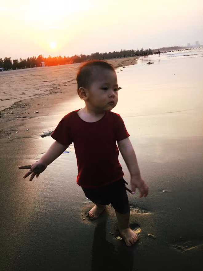 Con gái mình cũng giống như thế. Đi xuống cát thì chân nhón nhón ra chỗ có nước rửa xong đi vào cát khô lại bẩn, lại ra rửa, cứ thế, bẩn lại rửa. Ướt có tí xíu xíu cũng đòi thay đồ ngay”, nick name P.L cũng chia sẻ.