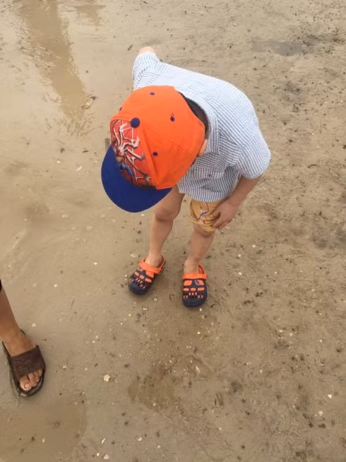 Các bé vẫn cố thủ trong đôi dép và không chịu chạm chân xuống cát vì cho nó là bẩn và mình phải giữ sạch cho đôi chân không sẽ bị giun chui vào bụng. Ảnh trong bài: Sưu tầm Facebook.