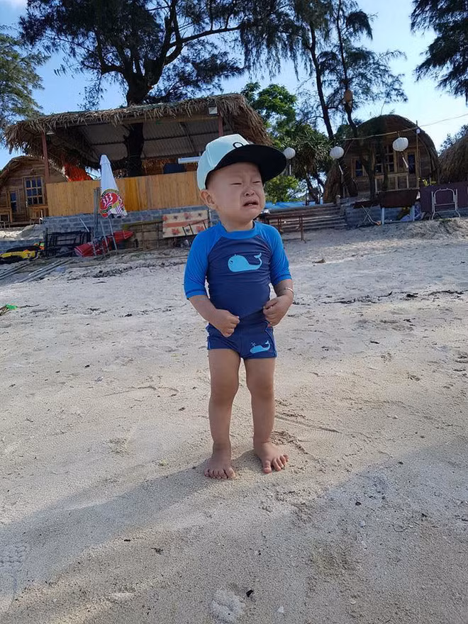 Cũng giống như bé Kitty, nhiều bé trước đây cũng rơi vào tình cảnh sợ sệt khi bước xuống biển. Có bé thì không sợ cát nhưng lại sợ những con đang bò dưới cát hay đại loại sợ có cá mập như trong những bộ phim từng được xem.