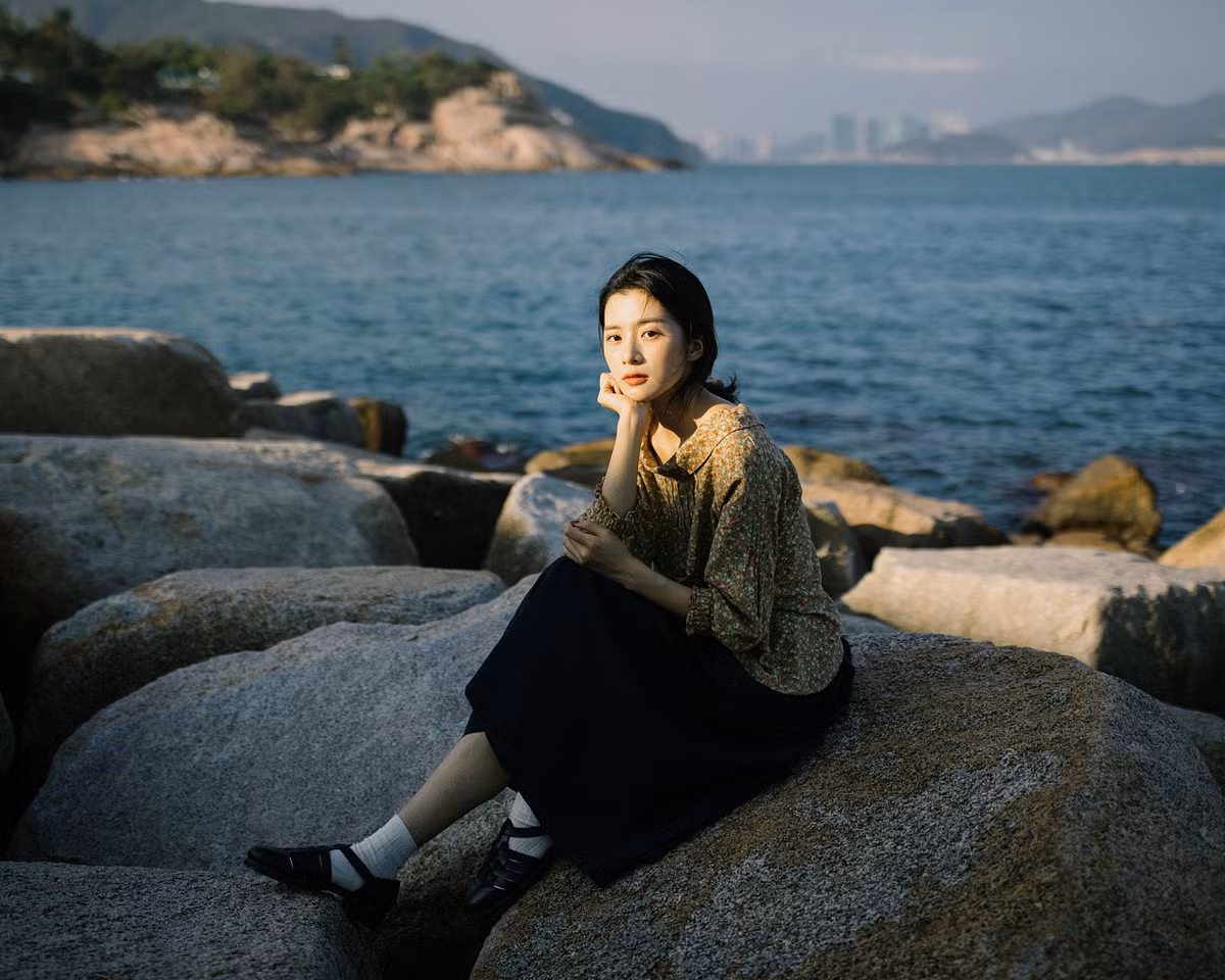 Từ bộ ảnh này, có lẽ nhiều người sẽ phải nhìn nhận lại quan điểm "người đẹp vì lụa" bởi cô bạn này là minh chứng đã xinh lại còn có thần thái xuất sắc thì mặc đồ như thế nào vẫn "đốn tim" người khác.