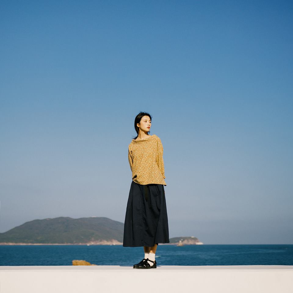 Khuôn mặt thanh tú với cặp mắt sâu, chiếc mũi cao cùng đôi môi nhỏ, cô gái này không chỉ nam giới đổ gục mà cánh chị em cũng phải xuýt xoa không ngớt.