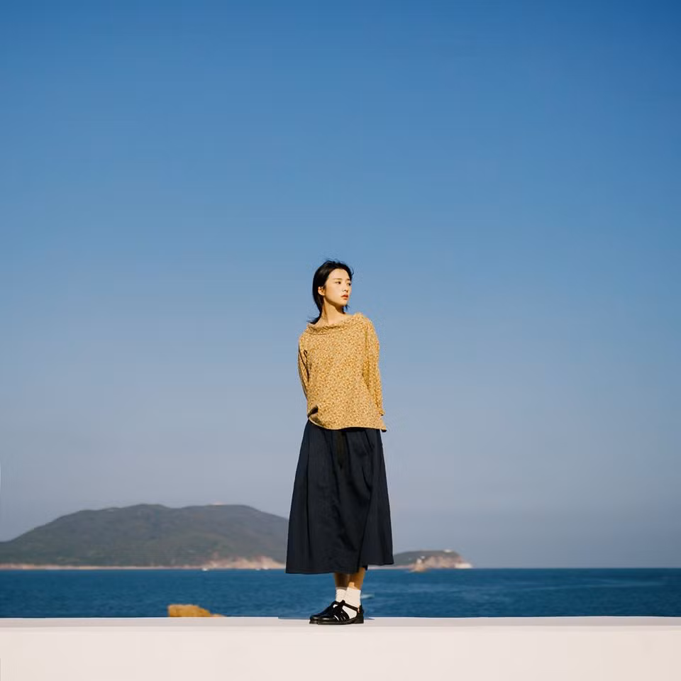 Khuôn mặt thanh tú với cặp mắt sâu, chiếc mũi cao cùng đôi môi nhỏ, cô gái này không chỉ nam giới đổ gục mà cánh chị em cũng phải xuýt xoa không ngớt.