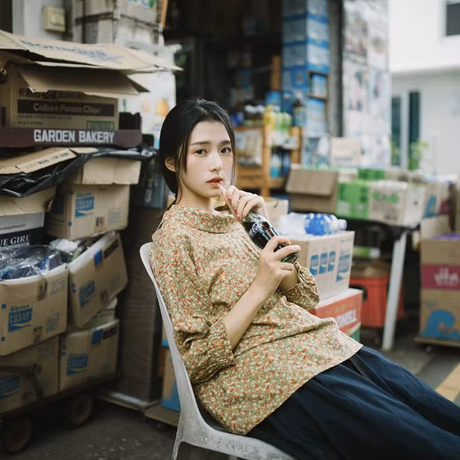 Dù khoác lên mình bộ trang phục chẳng mấy đặc biệt nhưng thiếu nữ Trung Quốc này lại ăn điểm ở nước da trắng sứ, thần thái hết chỗ chê. Cũng vì vậy, bộ ảnh của cô ngay lập tức gây được sức hút với nhiều người.