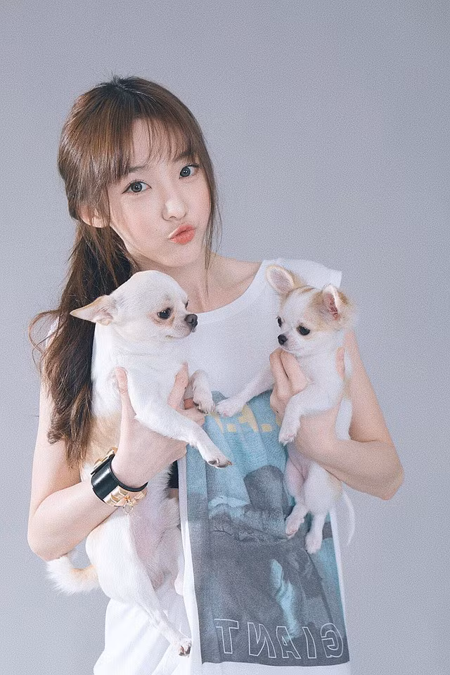 Hiện tại, Nene đang sở hữu gần một triệu người theo dõi trên Facebook và 300.000 fan tại Instagram. Đây là con số khiến nhiều hot girl phải ngưỡng mộ và "phát hờn" với cô nàng xinh đẹp này.