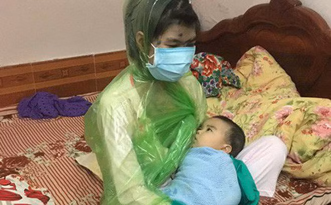 Công cuộc chăm con nhỏ của các mẹ bỉm sữa gian nan và vất vả, đặc biệt là khi bệnh tật kéo đến khiến cả mẹ lẫn con đều khổ. Như mới đây, trong một hội nhóm chị em trên mạng xã hội, có một mẹ trẻ đã đăng đàn than thở nhưng với tính chất hài hước vui vẻ khi kể về tình cảnh bi đát của hai mẹ con ngay vào mùa bệnh thủy đậu tràn về.