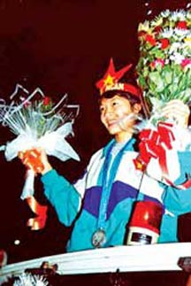 Sau thành tích đạt được ở Olympic Sydney 2000, Hiếu Ngân vinh dự được Chủ tịch nước trao tặng Huân chương Lao động hạng Nhì.