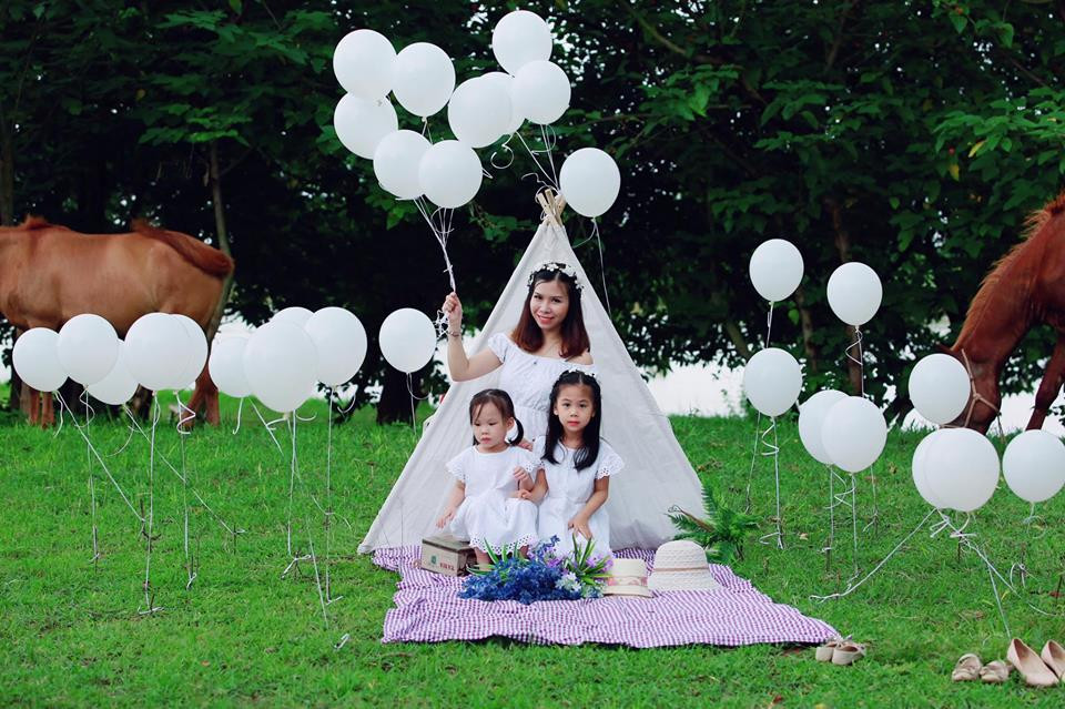 Mẹ và con gái hạnh phúc và đáng yêu khi mặc đồ đôi là hình ảnh ai cũng thấy ấm ấp và ý nghĩa, con gái là bản sao nhí hoàn hảo nhất của mẹ.