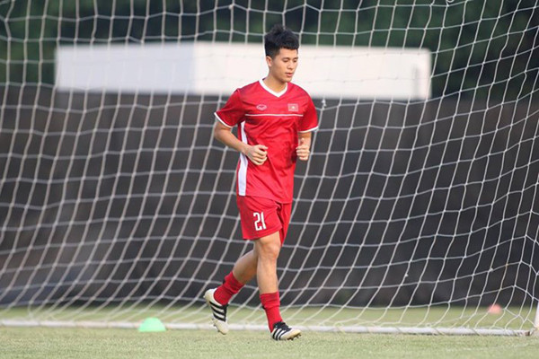 Đình Trọng là một trong số ít cầu thủ đội tuyển Việt Nam được thi đấu trọn vẹn 5 trận đấu vừa qua. Điều này có được bởi trung vệ này tỏ ra vô cùng cẩn thận trong từng tình huống truy cản đối phương của mình.