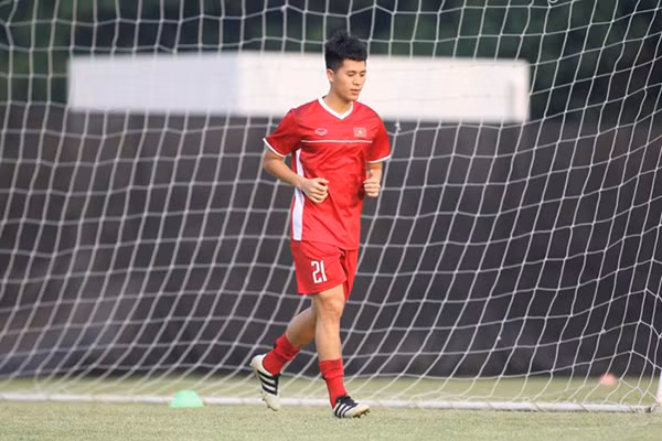 Đình Trọng là một trong số ít cầu thủ đội tuyển Việt Nam được thi đấu trọn vẹn 5 trận đấu vừa qua. Điều này có được bởi trung vệ này tỏ ra vô cùng cẩn thận trong từng tình huống truy cản đối phương của mình.