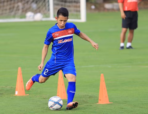 Nguyễn Phong Hồng Duy đang có phong độ tốt, đặc biệt là trong trận đấu với Campuchia. Hồng Duy có tốc độ, sự cần lướt sẽ cực hữu hiệu trong việc khoan phá cánh phải theo hướng tấn công của đội tuyển Việt Nam.