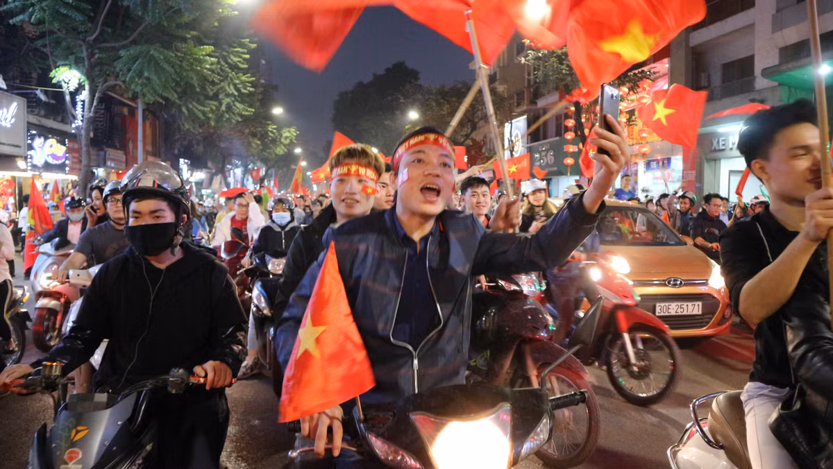 Rất nhiều người dân đã đổ ra đường ăn mừng sau khi đội tuyển U23 Việt Nam giành vé vào trận đấu của cùng của VCK U23 châu Á.