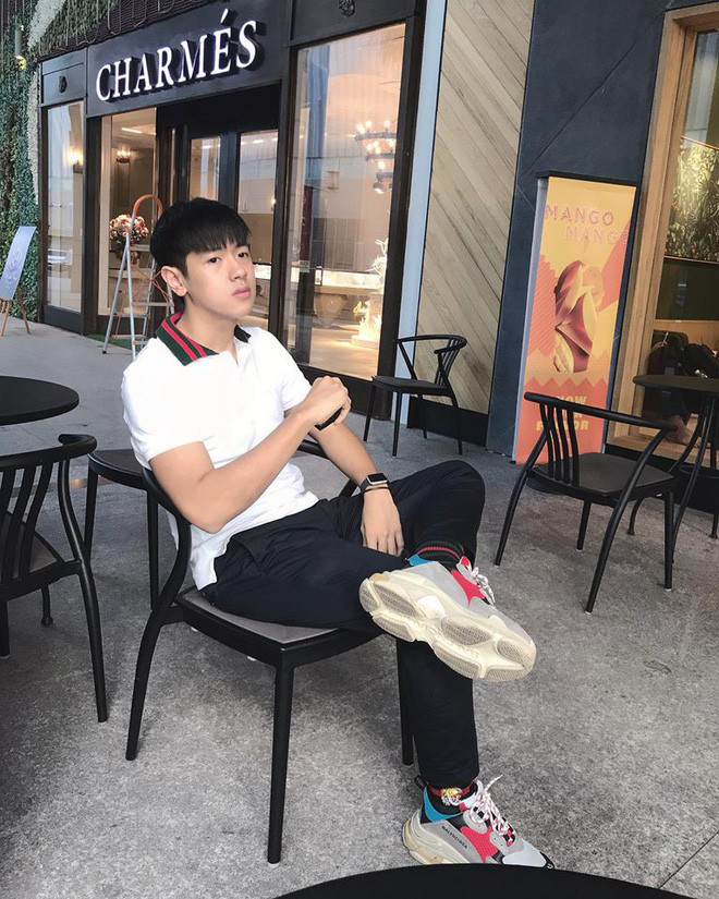 Tuấn Sơn cao 1m78, sở hữu khuôn mặt điển trai, nam tính cùng phong cách trẻ trung. Vậy nên khi xuất hiện trong MV mới của đàn chị Miu Lê, anh bạn ngay lập tức trở thành tâm điểm tìm kiếm của các bạn gái.