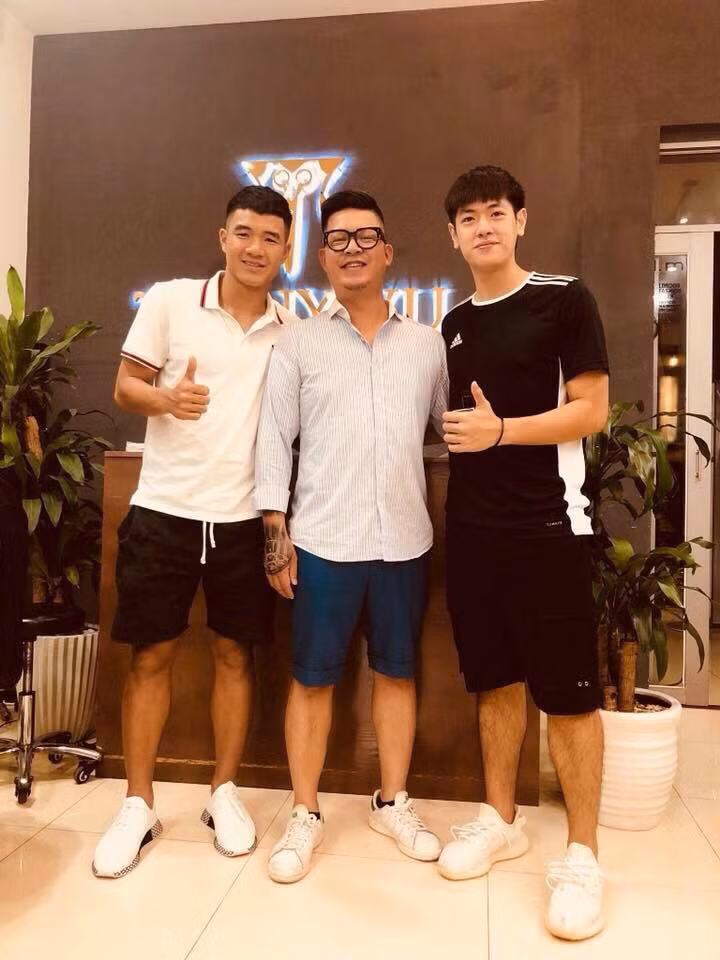 Không chỉ gây ấn tượng bằng vẻ ngoài điển trai, Tuấn Sơn còn khiến nhiều người bất ngờ khi khá thân với các tuyển thủ U23 Việt Nam như Đức Chinh, Bùi Tiến Dũng, Văn Hậu.