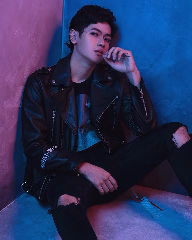 Nam chính trong MV Muốn (Wanna) của Miu Lê là Tuấn Sơn, 20 tuổi và thường được gọi với nickname là Kris. Tuấn Sơn hiện sống và làm việc ở cả Hà Nội và TP.HCM. Đây là lần đầu tiên anh chàng tham gia đóng MV.