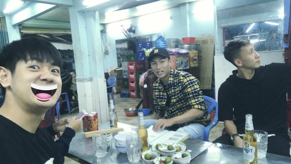 Tuấn Sơn cũng có nhiều khoảnh khắc đùa vui với các cầu thủ và họ cũng thường xuyên like ảnh của anh bạn này trên MXH.