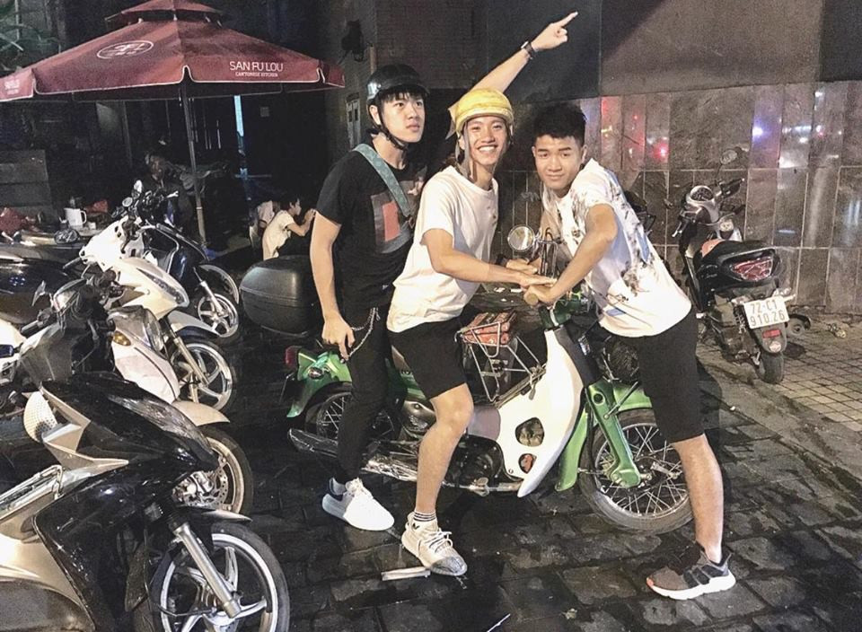 Ngoài diễn xuất, Tuấn Sơn còn yêu thích thể thao, đặc biệt là bóng đá. Có lẽ vì vậy mà anh chàng mới thân thiết được với các cầu thủ U23 Việt Nam.