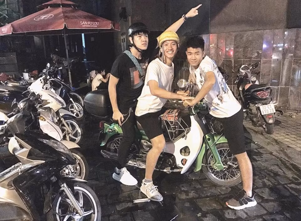 Ngoài diễn xuất, Tuấn Sơn còn yêu thích thể thao, đặc biệt là bóng đá. Có lẽ vì vậy mà anh chàng mới thân thiết được với các cầu thủ U23 Việt Nam.