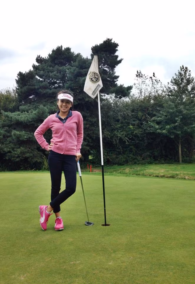 Chia sẻ với PV Kiến Thức, Bảo Nghi cho biết: “Nghi bắt đầu với golf đầu tiên là chỉ theo bố ra sân cho vui nhưng dần dần thì thích và muốn theo đuổi con đường chuyên nghiệp. Năm cấp 3, mình sang Thái Lan để có nhiều điều kiện thi đấu bởi vì ở Việt Nam thời gian ấy phong trào golf chưa sôi nổi như hiện nay. Năm lớp 12, Nghi được ba trường đại học ở Mỹ trao học bổng toàn phần và mình chọn trường Lamar ở Texas để tiếp tục con đường trở thành một vận động viên golf chuyên nghiệp.”